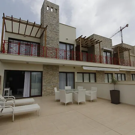 Townhouse With 3 Bedrooms In Centre By The Beach *